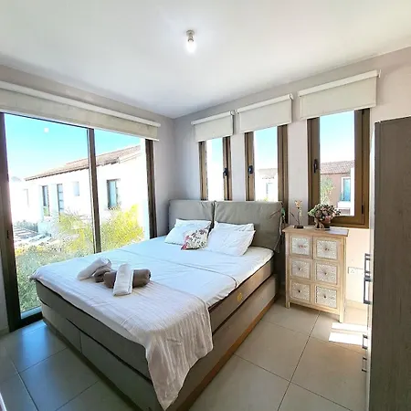 Allamare With A Pool Παραλίμνι