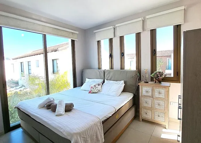 Allamare With A Pool Paralimni